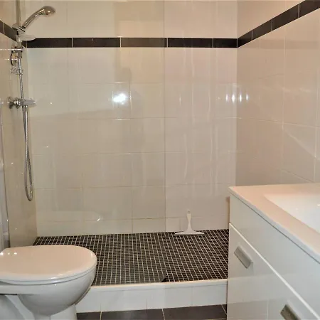 Climatise 2p Avec Parking, Proche Et Commerces A - Fr-1-226b-99 Apartment *